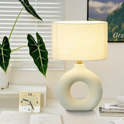 19 cm keraminė stalinė lempa su pintu gaubtu