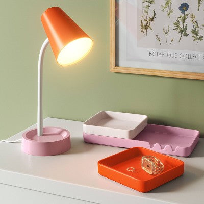 Oranžinė ir rožinė stalinė lempa darbui