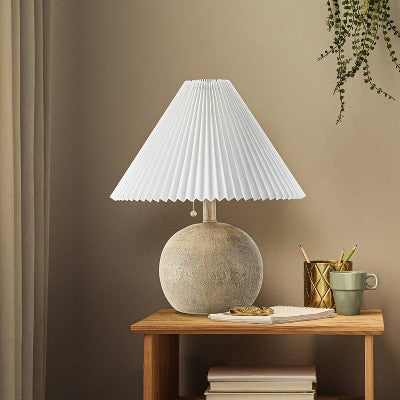 17 cm stalinė lempa su pintu rutuliniu pagrindu ir klostuotu gaubtu